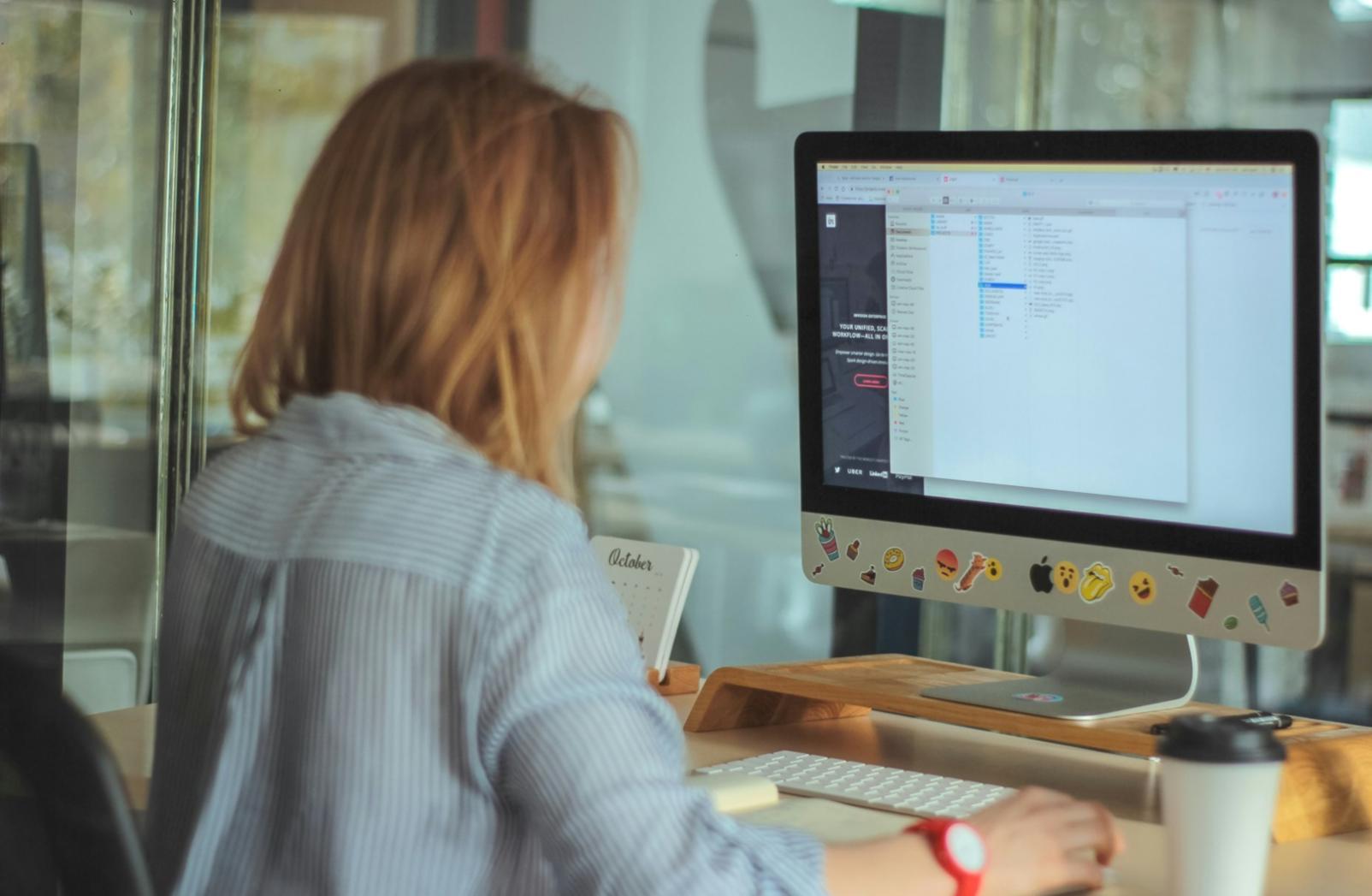 Espacio de trabajo con herramientas de gestión empresarial